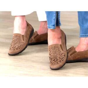 Earth Origins Women´s Suede Perforated Slip-on Shoes Sz 8.5W